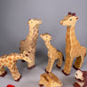 Holztiger 9 Tiere Konvolut, Giraffen, Papagei, Rehkitz, Ente, Biber u.a.