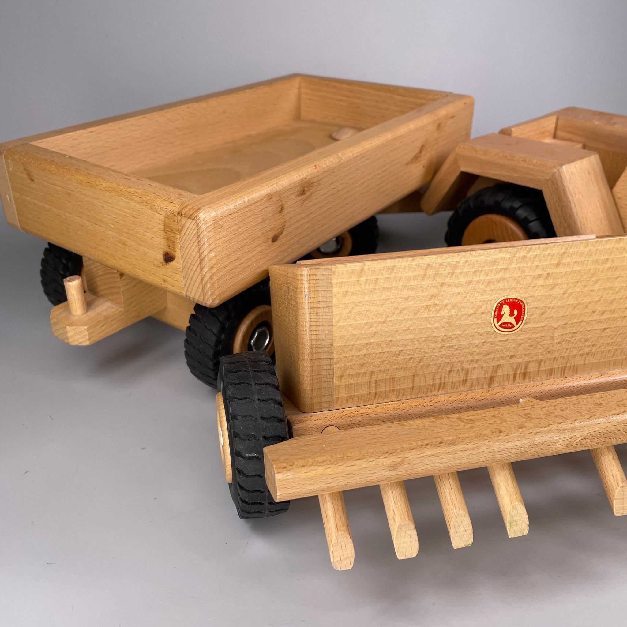 Konrad Keller Holzspielwaren Holzspielzeug, Traktor mit 2 Anhängern