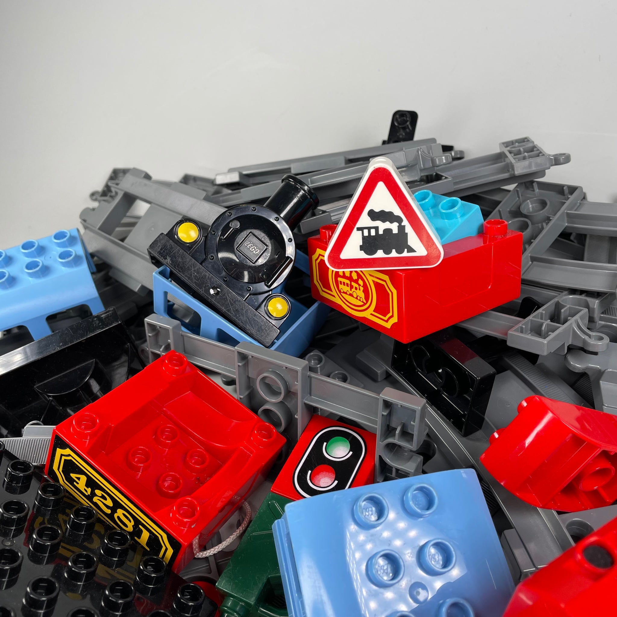Lego Duplo Eisenbahn, mit Schienen; Schranke, Ziege u.v.m.